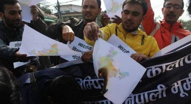 दूतावास अगाडि विद्यार्थीले जलाए भारतको नयाँ नक्सा