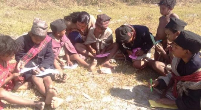 फिरन्ते जीवन बिताउँदै आएका राउटे बालबालिका अक्षर चिन्दै