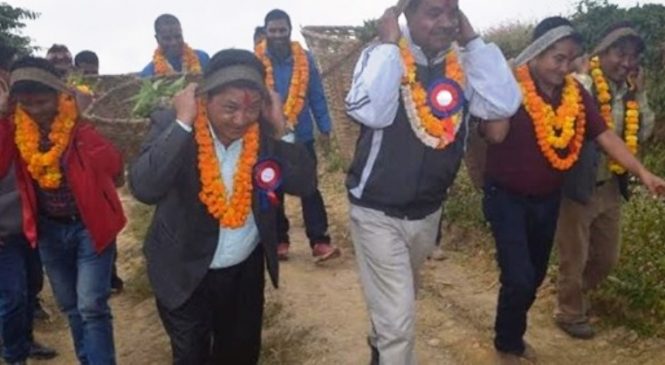 नेताहलाई गाउँलेले डोकोमा पानी बोकाएर उकालो हिँडाए