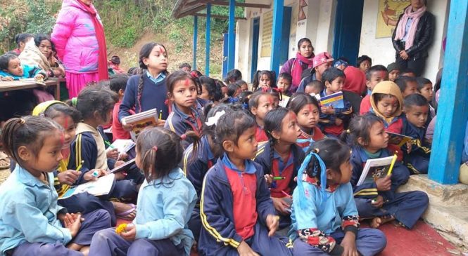 अक्षयकोषको रकमबाट शैक्षिक सामग्री वितरण