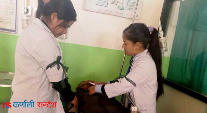 कर्णाली स्वास्थ्य विज्ञान प्रतिष्ठानका कर्मचारीहरुले कालाे पट्टि बाँधेर काम गरे