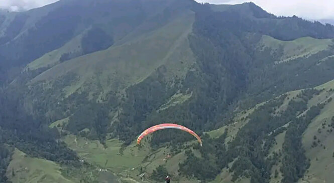 जुम्लाको गुठीचौरमा प्याराग्लाइडिङ उडान परीक्षण