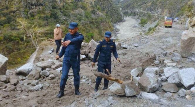 वर्षाका कारण सुर्खेत–हुम्ला सडकखण्ड अवरुद्ध